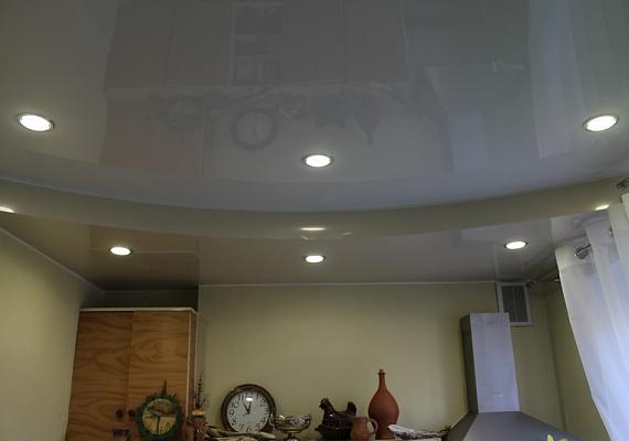 Натяжной потолок на кухне с переходом уровня