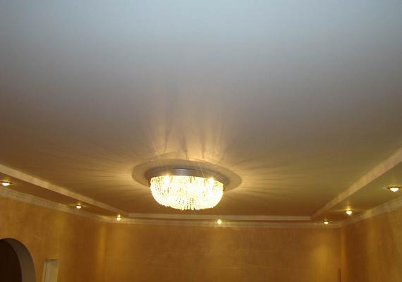 Натяжной потолок в квартире (бюджетный)