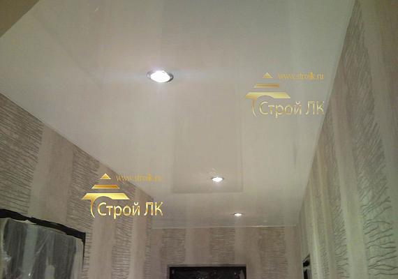 Натяжной потолок в коридоре хрущёвки