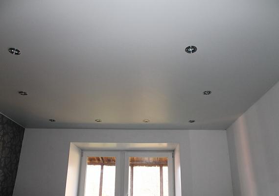 Классический, матовый натяжной потолок, с интерьерными, точечными светильниками