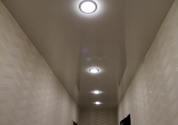 Глянцевый потолок в прихожей с подъемом уровня