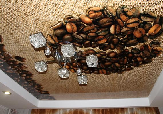 На кухонном потолке фотопечать кофейные зерна на лаковом потолке